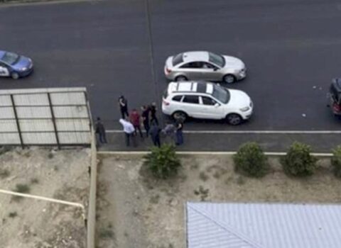 Jurnalistlər binasının qarşısında ağır qəza, süpürgəçi öldü