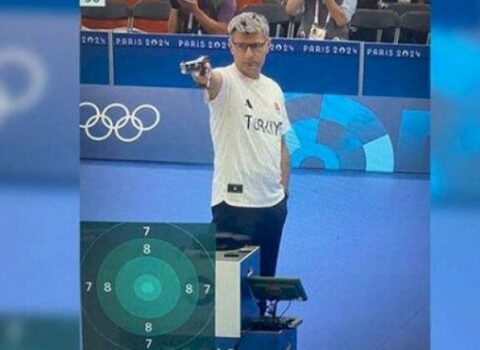 Əli cibində Olimpiadada medal qazandı, gündəm oldu – VİDEO