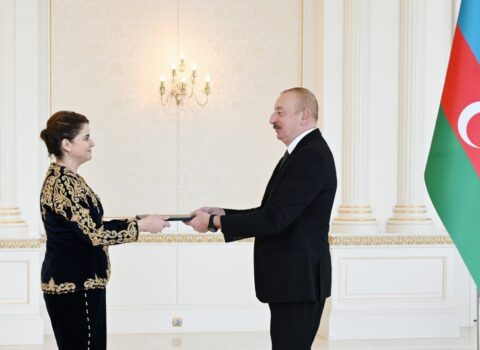 Prezident İlham Əliyev Əlcəzairin Azərbaycanda yeni səfirinin etimadnaməsini qəbul etdi