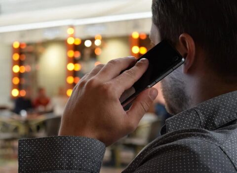 Telefonla əsla sağ qulaqda danışmayın – SƏBƏB