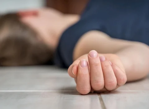 Ağstafada gənc qadın pəncərə təmizləyərkən yıxılaraq öldü
