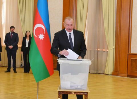 Prezident və ailə üzvləri səs veriblər