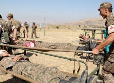 19 yaşlı erməni hərbçi bıçaqlandı