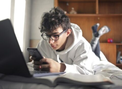 Telefon yeniyetmələrə qadağan edilə bilər