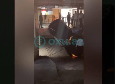 Qadın sürücü avtomobili dayanacağın birinci mərtəbəsinə aşırdı – VİDEO