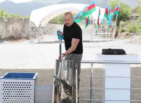 Prezident İlham Əliyev Kəlbəcər şəhərində ikinci yaşayış kompleksinin təməlini qoydu – YENİLƏNDİ
