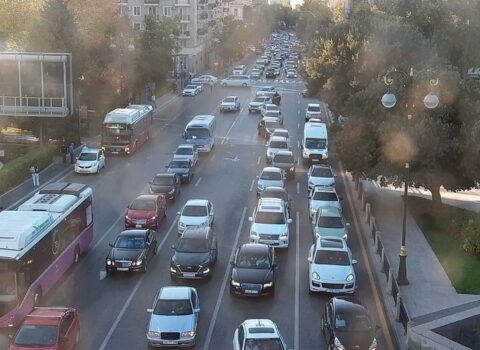 Bakının bir sıra yollarında nəqliyyatın sıxlığı müşahidə edilir