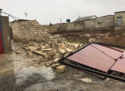 Göygöldə azyaşlının üzərinə dəmir qapı düşdü, vəziyyəti ağırdır