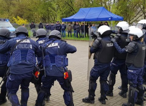 Polşa polisi hakimiyyəti kütləvi etirazlarla hədələdi