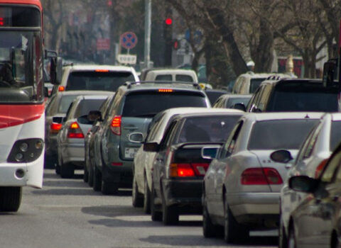 Tıxacda sərf edilən benzin, “qaynadan” motor – MÜTƏXƏSSİS çıxış yolu göstərir