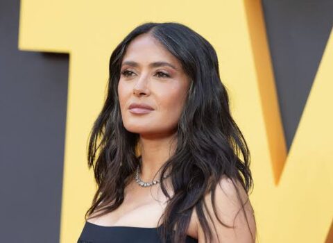 58 yaşlı Salma Hayek qırmızı xalçaya təbii boz saçları ilə çıxdı – FOTO