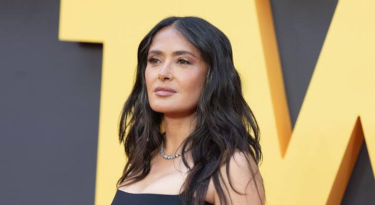 58 yaşlı Salma Hayek qırmızı xalçaya təbii boz saçları ilə çıxdı – FOTO