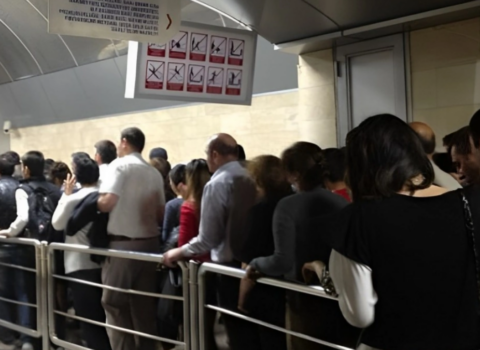 Pik saatlarda metroda eskalatorlar niyə işə salınmır? – VİDEO