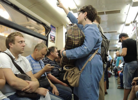 Metroda qadına yer verməyən sərnişin bıçaqlandı