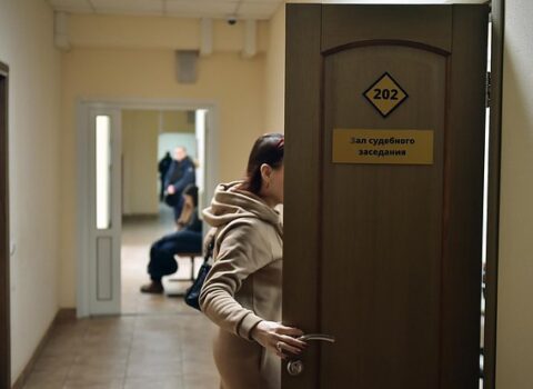 Qadın məhkəmə zalında öpüş yolu ilə şəxsə narkotik keçirmək istədi