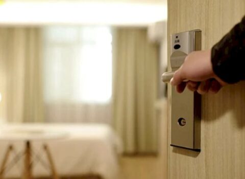 Yeniyetmə qızı hotelə aparan şəxs həbs edildi