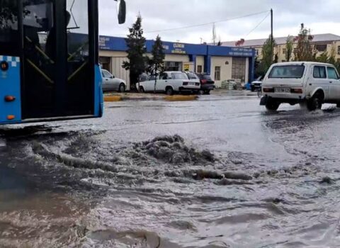 Xətaidə boru partladı, ev gölə çevrildi: “Zəng edirik, amma məhəl qoyan yoxdur”