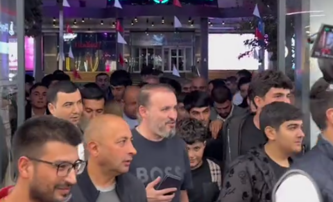 Bakıda “iPhone 16″ya görə növbəyə durdular – Gecə mağazaya axışdılar