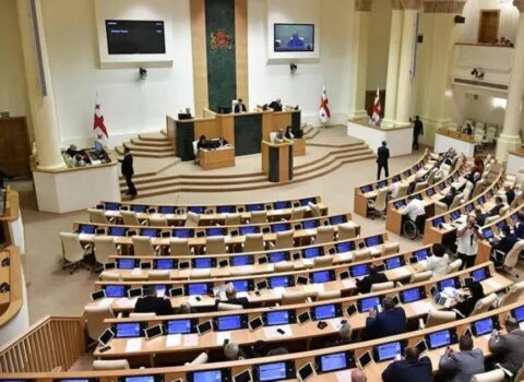 Gürcüstan parlamenti ölkə prezidentinin impiçment məsələsini yenidən gündəmə gətirir
