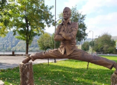 Jan Klod Van Dammın Qəbələdəki heykəli götürüldü – Səbəb açıqlandı