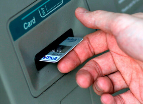 Bank kartından 2500 manatdan çox pul oğurlayan kişi və qadın saxlanıldı