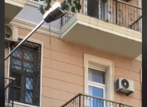Bakıda binanın balkonu uçdu