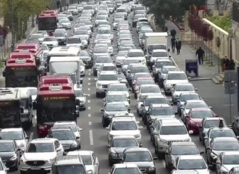 Bakıda tıxac qəsdən yaradılır? – Ağlasığmaz iddiaya CAVAB