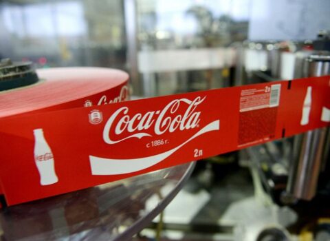 “Coca-Cola” onmilyonlarla şüşəni geri çağırır – Tərkibində təhlükəli hissəciklər var – ŞOK