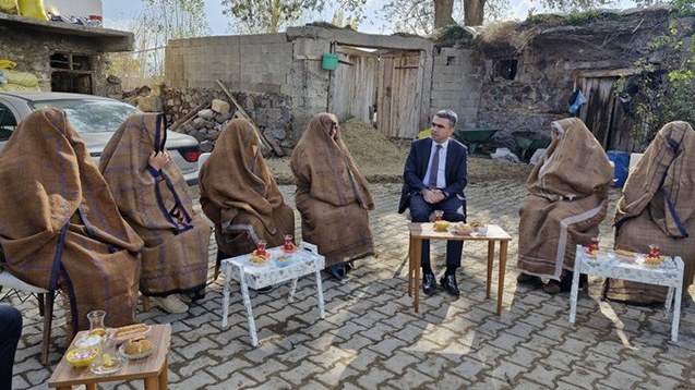 Məmurla görüşə gələn qadınlar elə geyindilər ki… – FOTOLAR