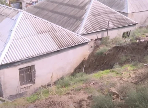 Bakıda daha bir torpaq sürüşməsi baş verdi: Evlər TƏHLÜKƏDƏ