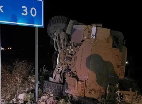 Bu ölkədə zirehli avtomobil aşdı – 9-dan çox əsgər yaralandı