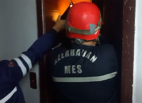 Uşaqlar liftdə köməksiz qaldı – VİDEO