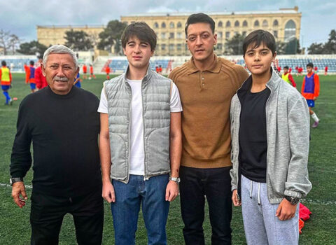 Prezidentin nəvələri Mesut Özillə görüşdü – FOTO