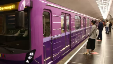 Metroda biabırçılıq: Gənc qızla oğlan… – VİDEO