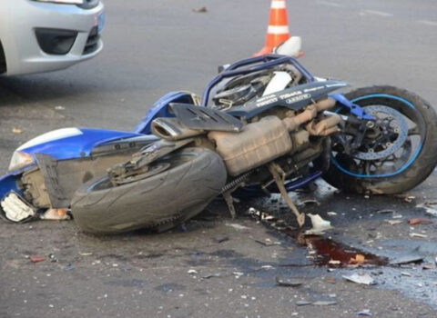 Sabirabadda motosikletçi qəzaya düşdü, vəziyyəti ağırdır