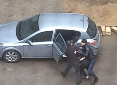 Azərbaycanda vəzifəli şəxs müəlliməni qaçırdı