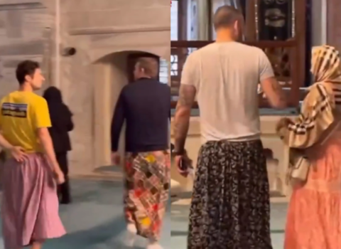 Məsciddə turist kişilər qadın ətəkləri geyindilər – VİDEO