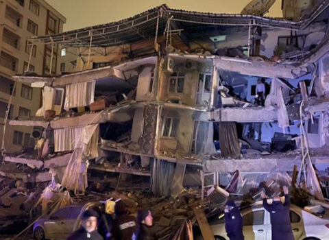 Türkiyədə 69 nəfərin öldüyü binanı tikənlərə ağır cəza verildi