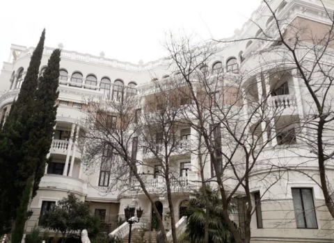 Xalq artistinin evini almaq üçün növbə yarandı