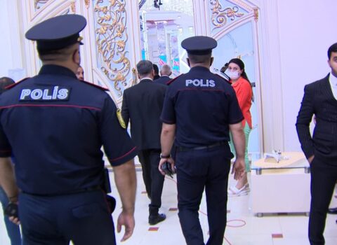 Bakıda şadlıq sarayında kütləvi DAVA: Polis hərəkətə keçdi