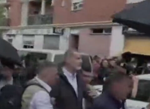 İspaniya Kralını Valensiyada fitə basıb, üstünə palçıq atıblar – VİDEO