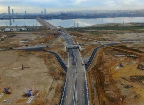 15 dəqiqəyə Bakıya çatdıran yol: “İşıqfor yox, tıxac yox” – VİDEO