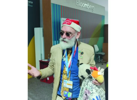Bakıda Şaxta Baba kimi gəzən şəxs: Mən Santa Klaus deyiləm, sadəcə…