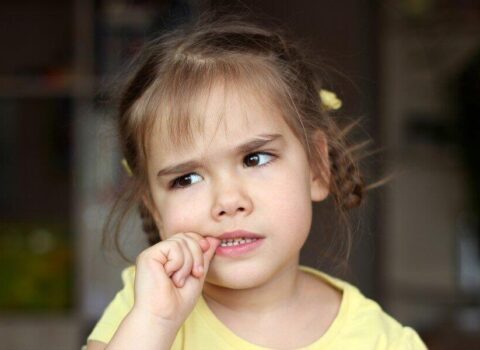 Uşaqlarda dırnaq yemə vərdişinin səbəbləri – Həkim açıqladı