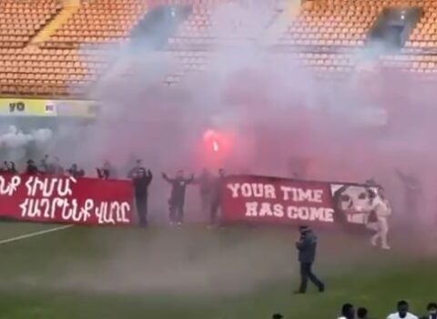 Ermənistanda azarkeşlər meydana axışdı – SƏBƏB