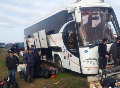 Naxçıvandan Bakıya gedən avtobus “Kamaz”la toqquşdu – Yaralılar var