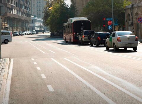 Kövkəb Səfərəliyeva küçəsində mikromobillik zolaqlarının təşkilinə başlanıldı