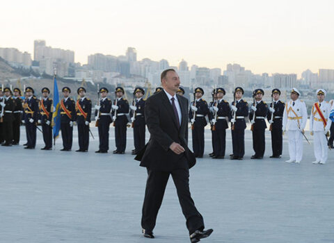Prezident İlham Əliyev Bakıda Dövlət Bayrağı Meydanında oldu, Azərbaycanın üçrəngli Bayrağını ucaltdı