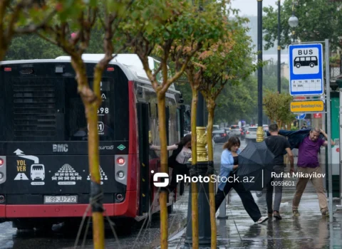 Bakıda sərnişin avtobusunun içinə yağış yağdı