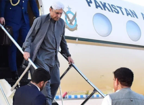 Pakistan Prezidenti təyyarədən enərkən ayağını sındırdı